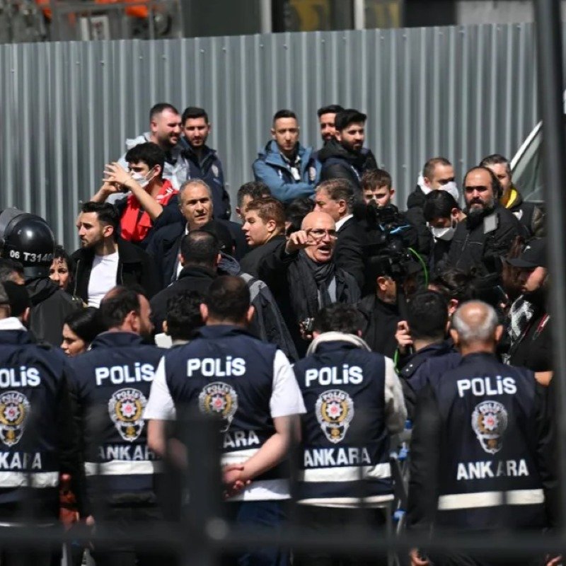 Polis Atatürkün partiyasının binasına soxuldu, CHP rəhbərliyi Ankaradakı qərargah binasından çıxarıldı