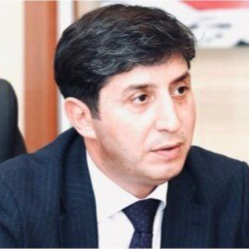 Neft şirkətinin keçmiş rəhbəri hüquqlarının pozulduğunu deyir və kompensasiya tələb edir