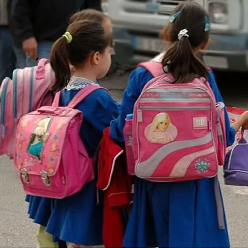 Dərs yükü və çanta altında əzilən uşaqlar...