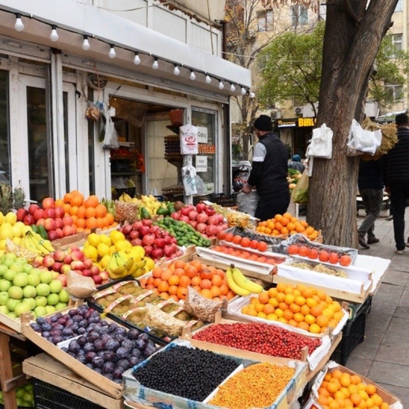 Hansı daha vacibdir: Küçə ticarətini qadağan etmək, yoxsa pul qazanmaq?
