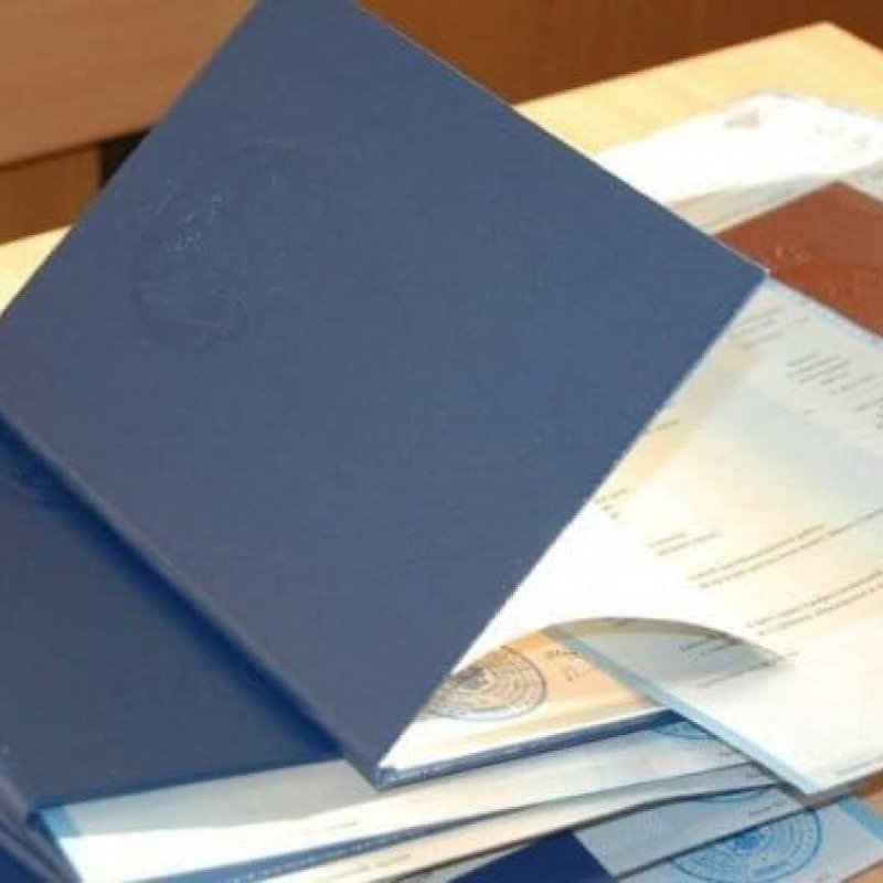 4 mindən çox diplom kartona ÇEVRİLDİ