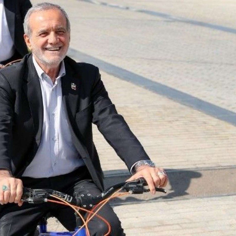 Pezeşkian Tehranın mərkəzində velosiped sürdü - FOTOLAR