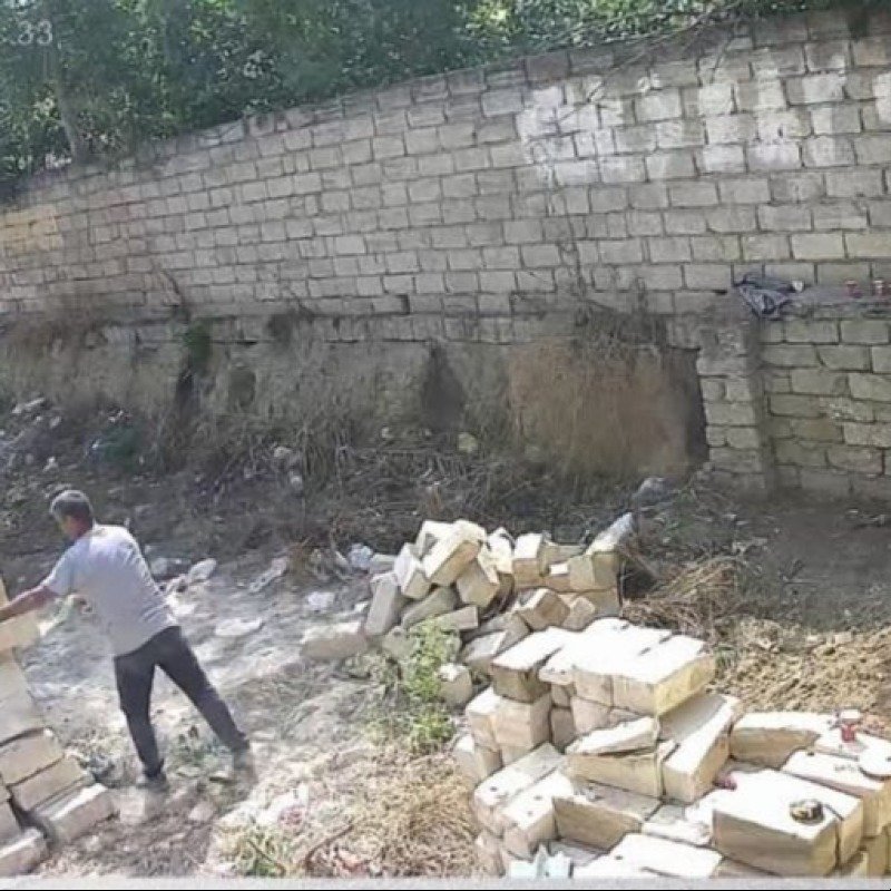 Suraxanıda rabitə xətlərinin üzərindəki qanunsuz tikiliyə kim icazə verib? - FOTO