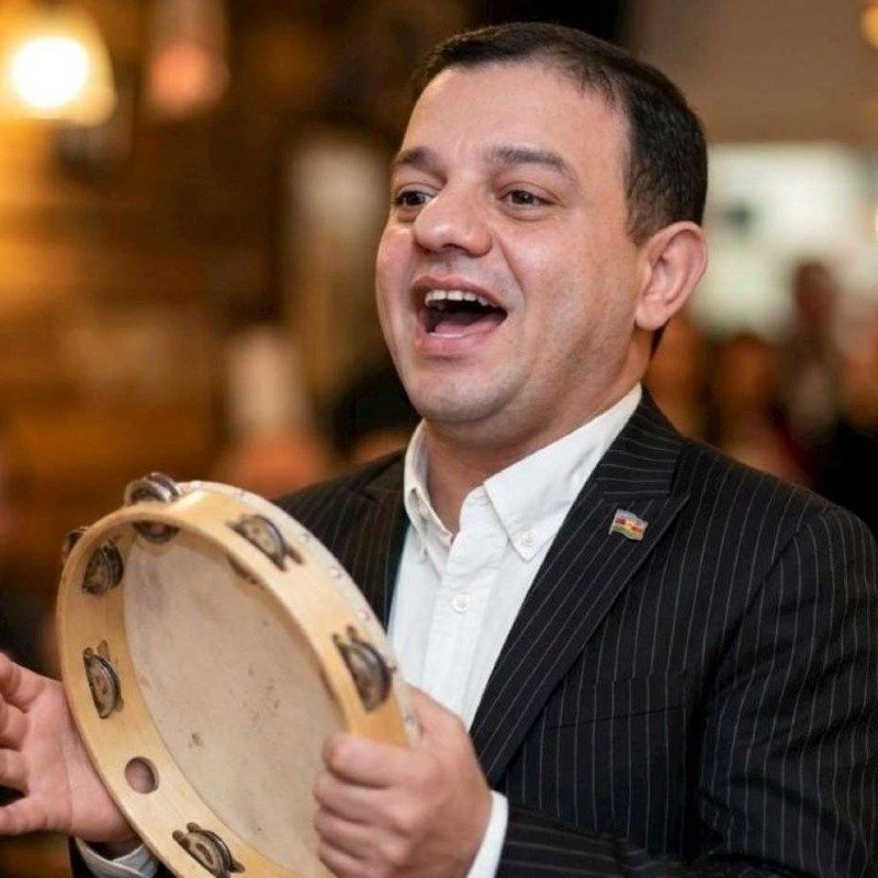 Ata Abdullayev müğənniliyə başlayır