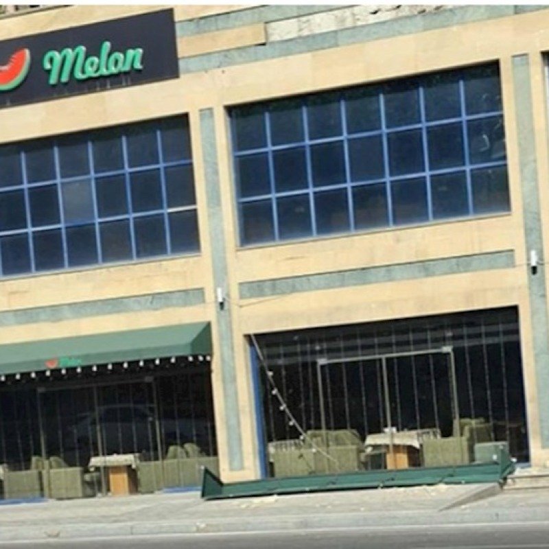 Bakıda restoranın reklam lövhəsi uçdu