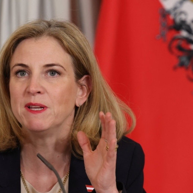 Neytral statusa malik Avstriya NATO-ya üzvlüyü düşünür