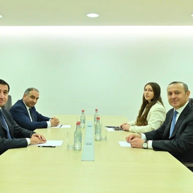 Hikmət Hacıyev Ermənistana səfər edib, Armen Qriqoryanla görüşüb