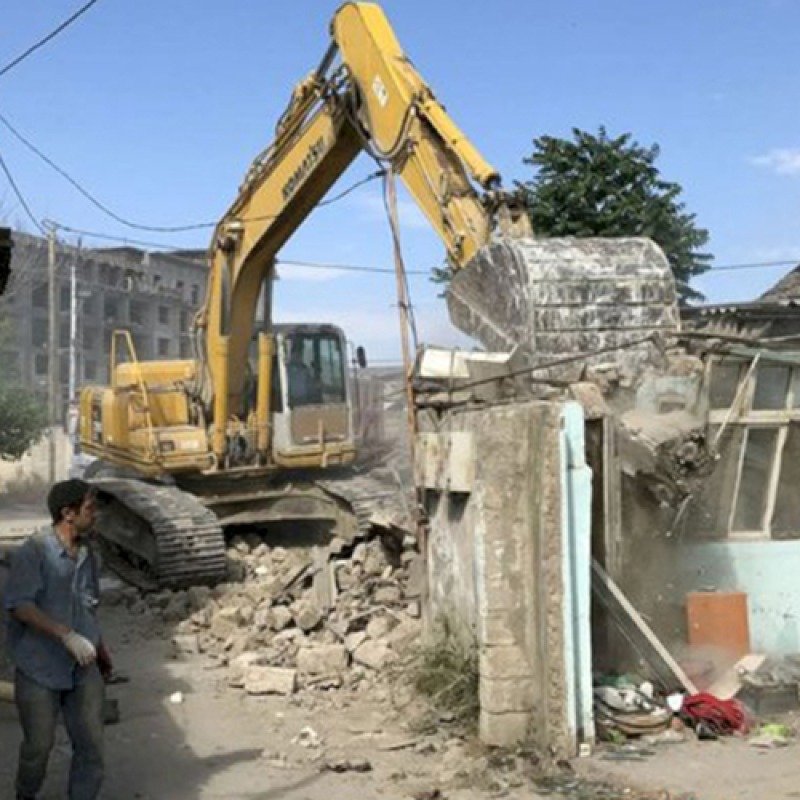 Dərnəgül bazarının arxasındakı evlər sökülür