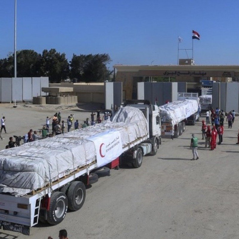 Qəzzada humanitar yük daşıyan maşın aşıb, 20 nəfər həlak olub