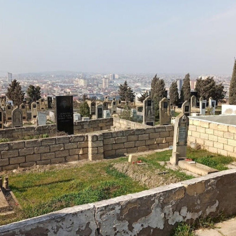 Qəbiristanlıqda bazar açıblar