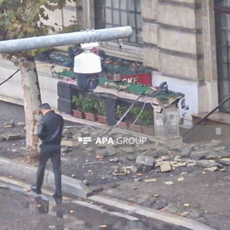 Bakının mərkəzində eyvan uçub, xəsarət alan var