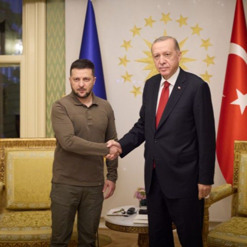 Zelenski Ərdoğanla Rusiyanın "Bayraktar" zavodunu və Azərbaycan səfirliyini hədəf almasını müzakirə edib