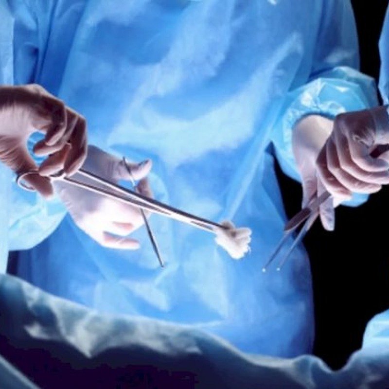 Qulağının yarısı kəsilib, üzü iflic olub: Eyni həkimdən 3 pasiyent şikayət etdi