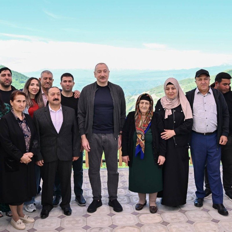 İlham Əliyev Şuşanın Böyük Qaladərəsi kəndində görülən işlərlə tanış olub, sakinlərlə görüşüb