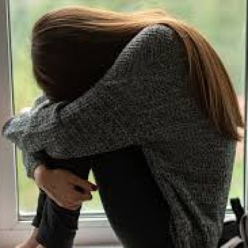 Ana övladının repetitor tərəfindən seksual xarakterli hərəkətlərə məruz qaldığını iddia edir