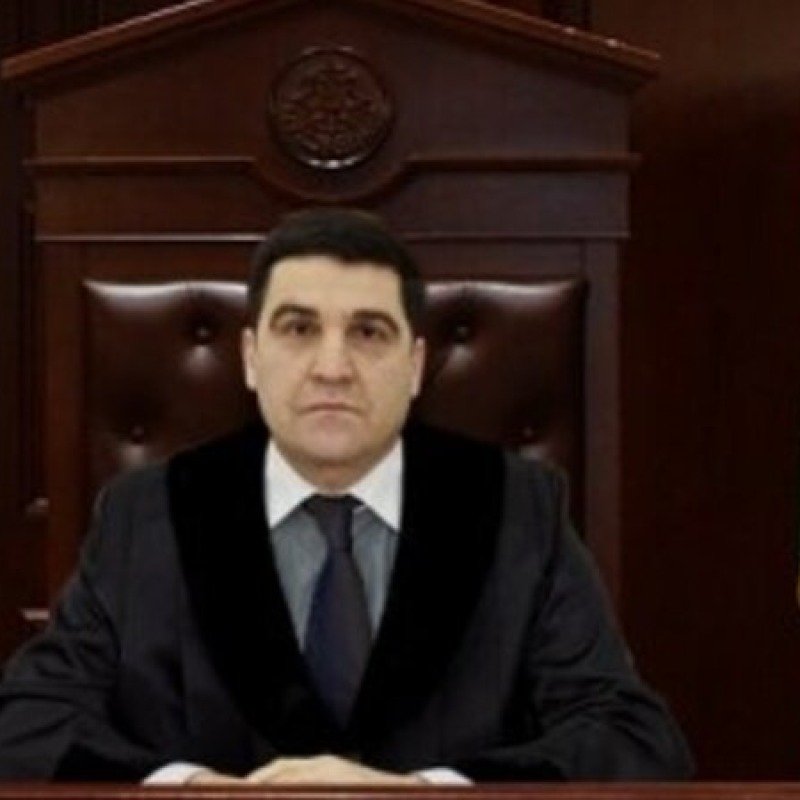 Bakıda məhkəmə sədrinin oğlu arvadını bıçaqlayıb özünü binadan atdı