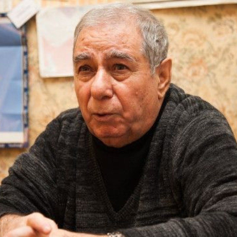 Əkrəm Əylisli: “Anarın getməsinə şübhə ilə yanaşıram, bəlkə, deyəcək, məsləhət gördülər, hələ bir az da oturum...”