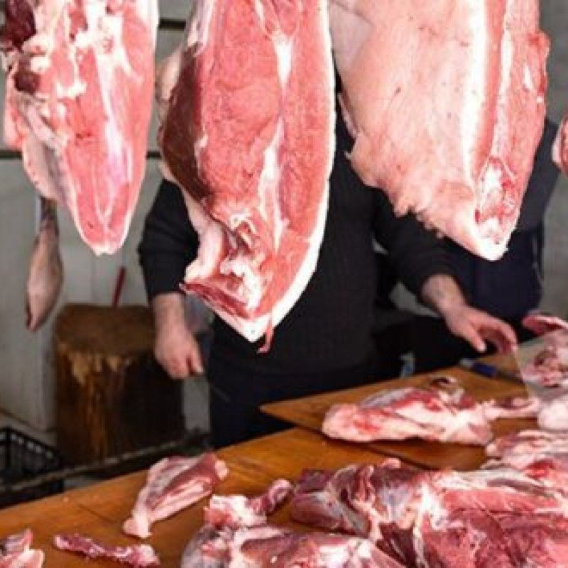 Şəmkirdə satıcılardan əlavə pul tələb olundu: Ət dükanları bağlandı