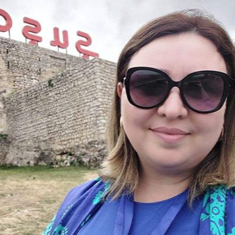 Bıçaqlanan məktəb direktoru və katibə arasındakı məhkəmə çəkişməsi davam edir