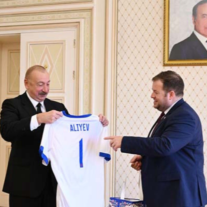 Dövlət nazirindən İlham Əliyevə maraqlı hədiyyə - Fotolar