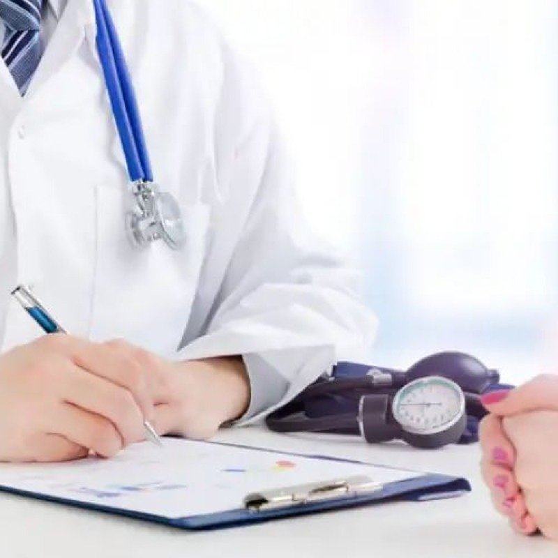 Yeniyetmənin sağ diz oynağını səhv əməliyyat edən həkimin məhkəməsi başladı