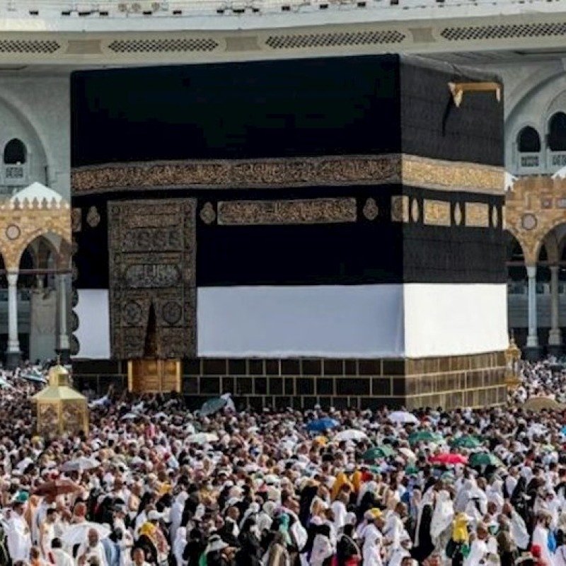 BƏƏ-li qadın Epşteynə Kəbə örtüyünü göndəribmiş