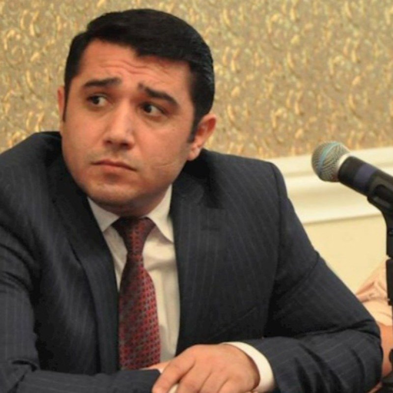 Sosioloq: "Oğlanlarımızın qızlar kimi geyinməsi artıq adət hal alıb"