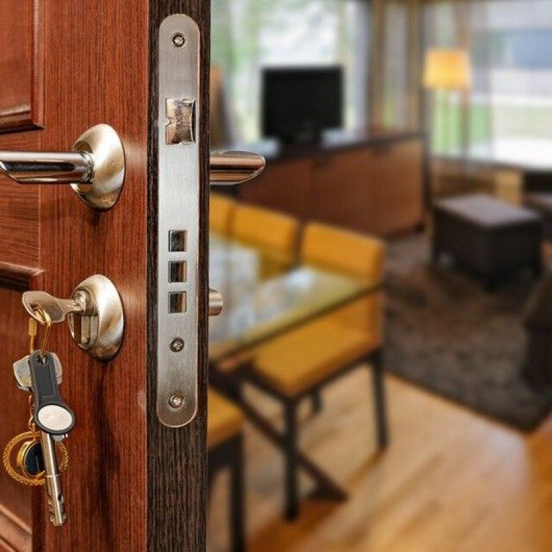 İmkanlı şəxslər gecə qapı dəstəyinə niyə folqa bağlayırlar?