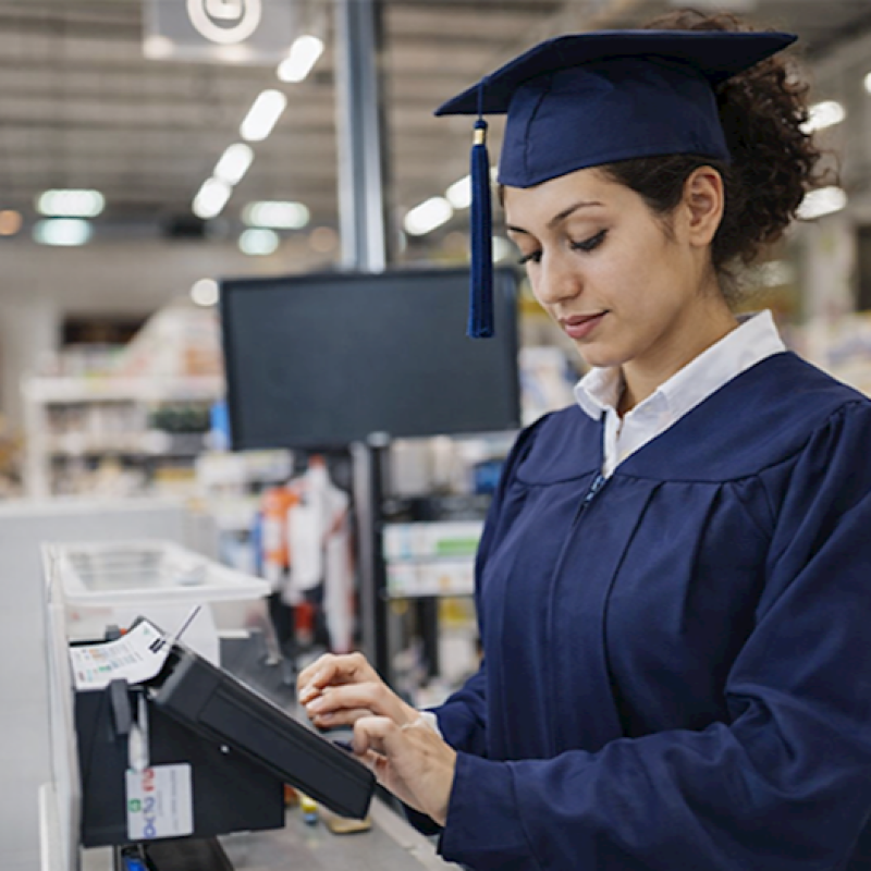 Azərbaycanda universitet məzunlarının ən çox işə düzəldiyi yer supermarketdir – Rəsmi