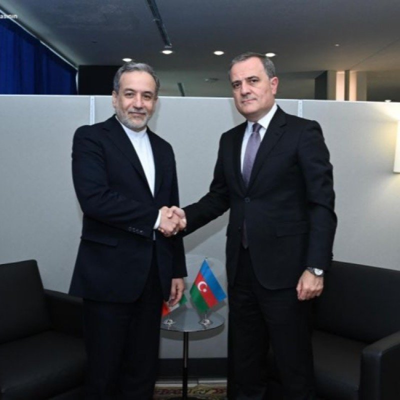 Ceyhun Bayramov Abbas Əraqçi ilə regional vəziyyəti müzakirə edib