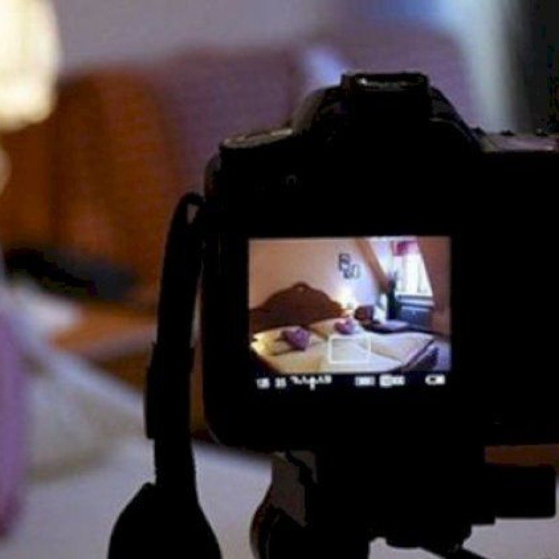 Sosial şəbəkədə tanış olduğu qadını çılpaq fotoları ilə hədələyən şəxslə bağlı QƏRAR