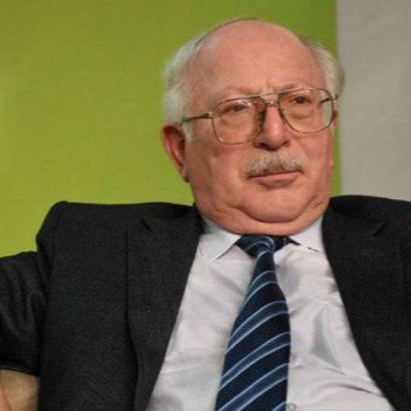 Təvəkkül Səlimov: “Onlar efirə oxumağa yox, bədən əzalarını göstərməyə çıxırlar”