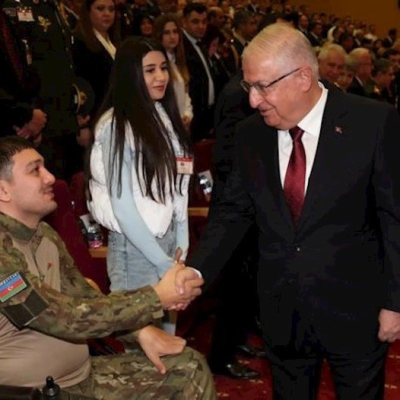 Yaşar Gülər azərbaycanlı qazilərlə görüşdü