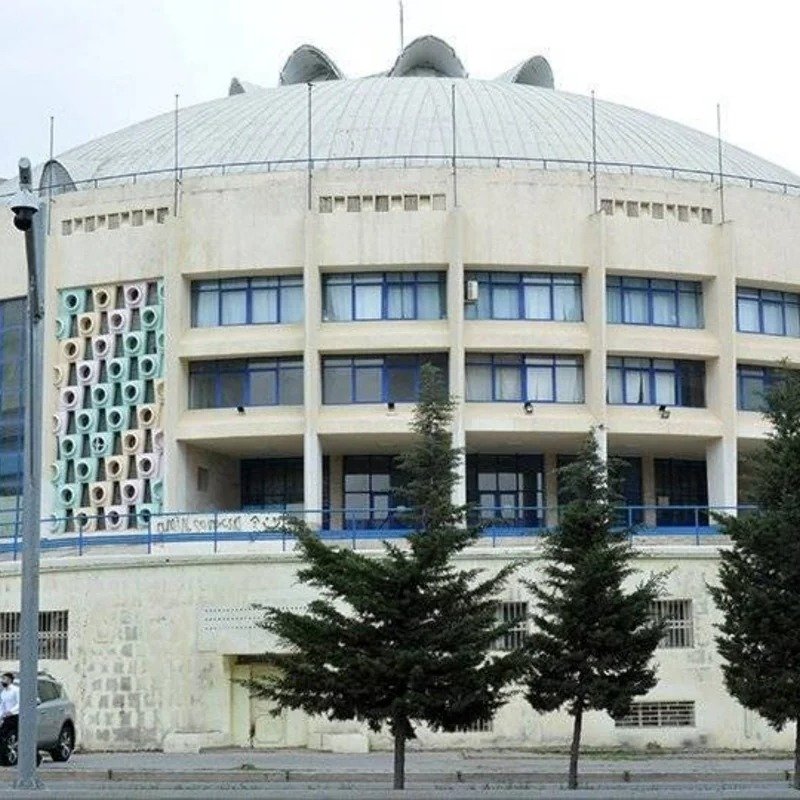 Sirk fəaliyyətini çadırda davam etdirir: Qapalı bina, açıq suallar