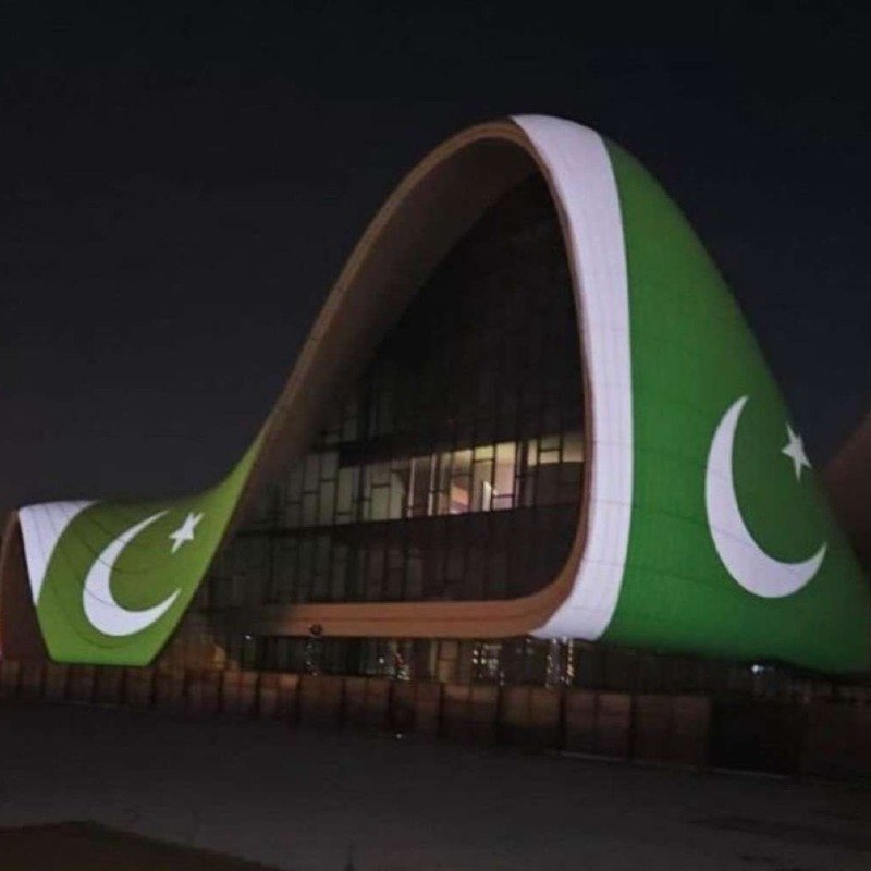 Heydər Əliyev Mərkəzi üzərində Pakistan bayrağı