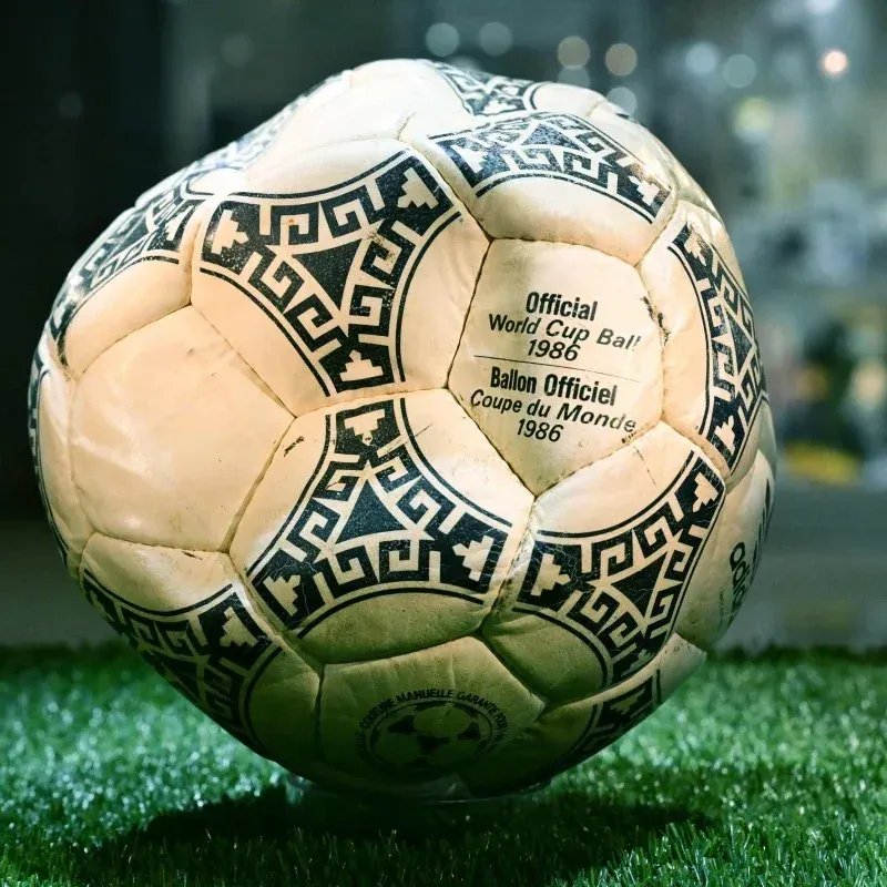 Maradonanın "Tanrının əli" ilə vurduğu top fantastik qiymətə hərraca çıxarılır