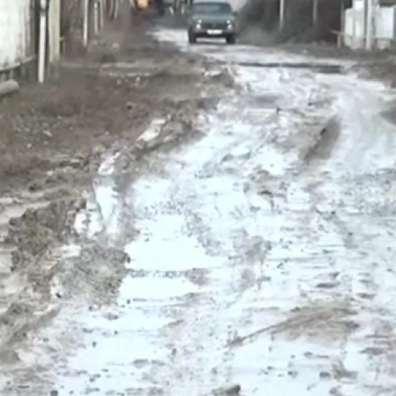 Salyan sakinlərinin yol PROBLEMİ: "Palçığın içində itib-batmışıq" 
