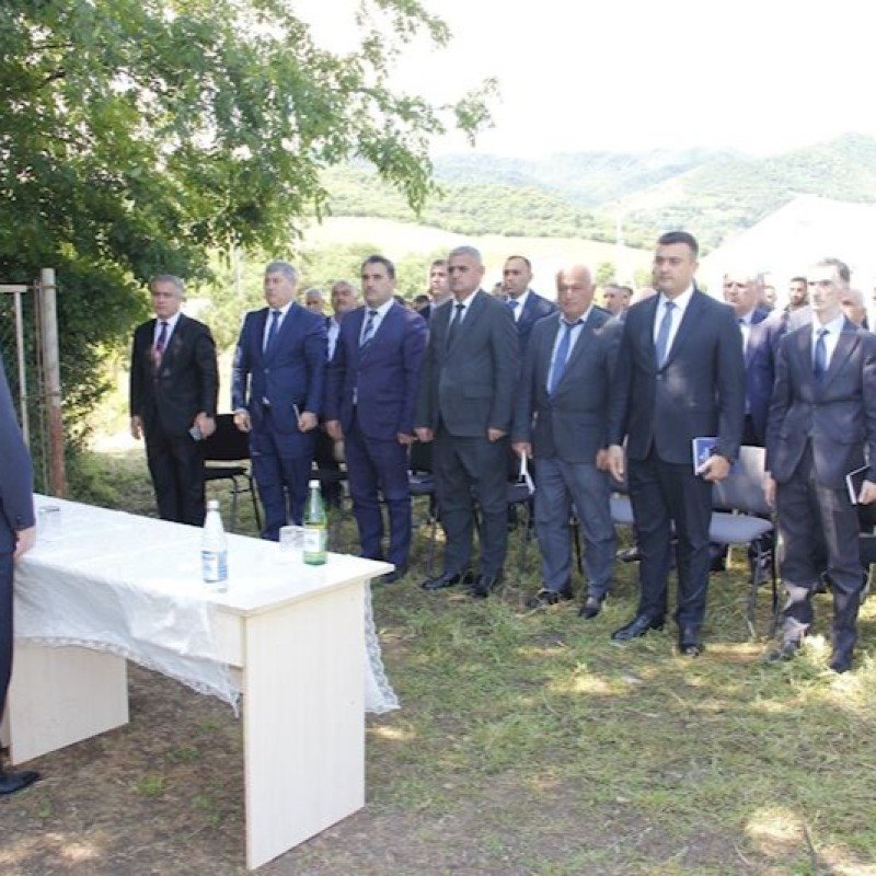 İcra başçısı kölgədə, kənd sakinləri isə günəşin altında... – Fotolar