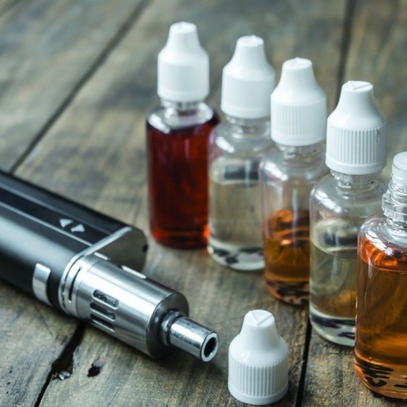 Elektron siqaretlə bağlı qadağa qüvvəyə mindi: Satmaq və çəkmək qadağandır