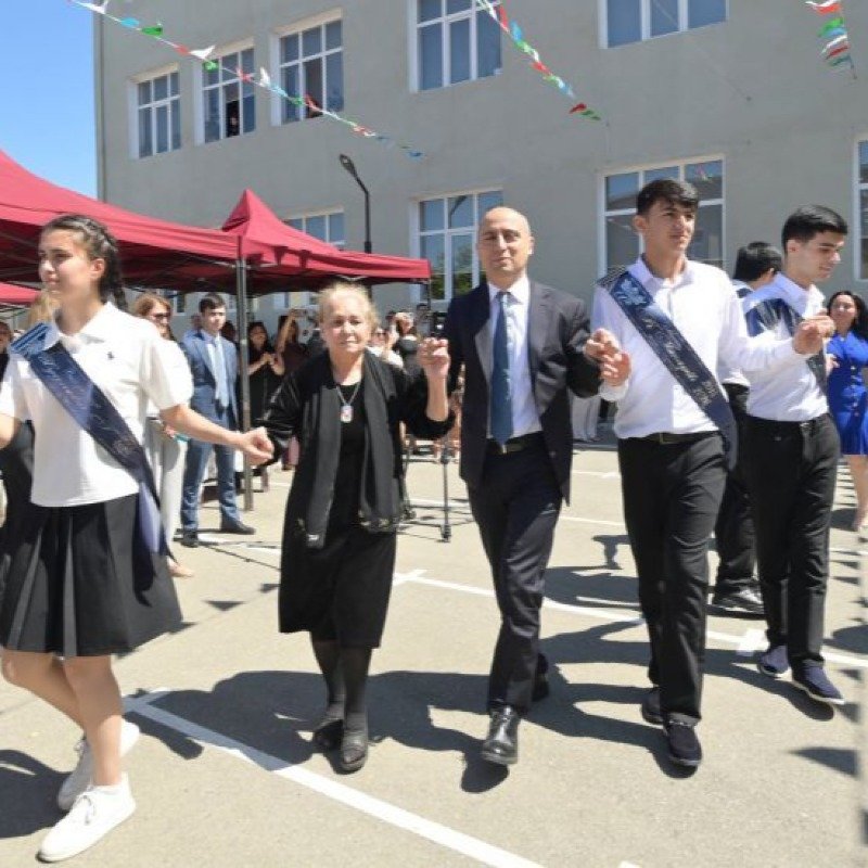 “Bəzi məmurlardan müsahibə götürmək, fikir bildirmək mümkün olmur, amma Emin Əmrullayev daim ictimaiyyət içərisindədir”