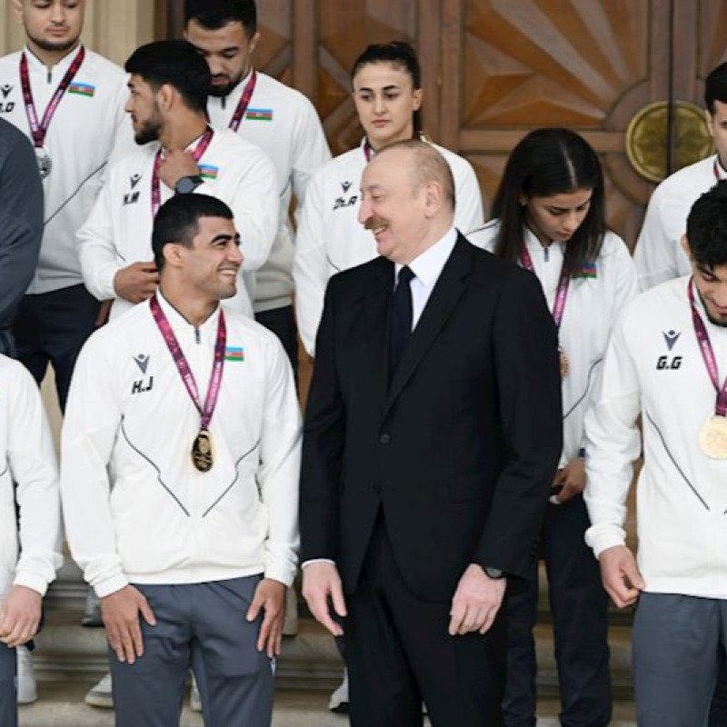 Prezident çempion güləşçiləri qəbul edib