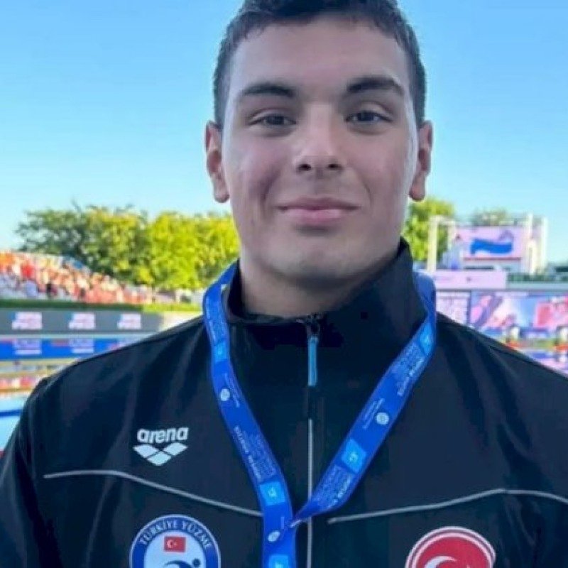 Türkiyəni təmsil edən azərbaycanlı üzgüçü dünya çempionu oldu