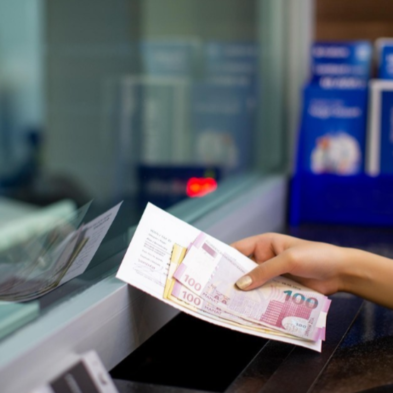 Banklar kef edir - "Əhali borcla evinə əşya alır, təhsilhaqqı ödəyir və ya səyahət edir"