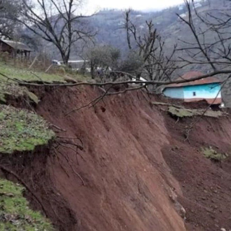 Göygöldə torpaq sürüşməsi