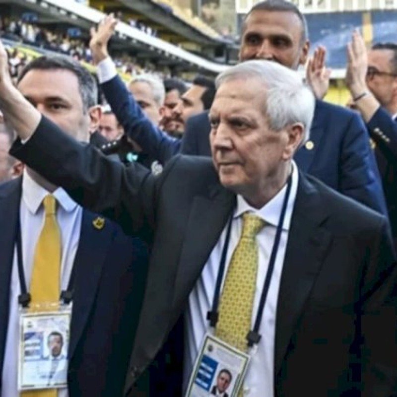 Aziz Yıldırım səkkiz illik fasilədən sonra yenidən “Fənərbağça”nın prezidenti seçildi